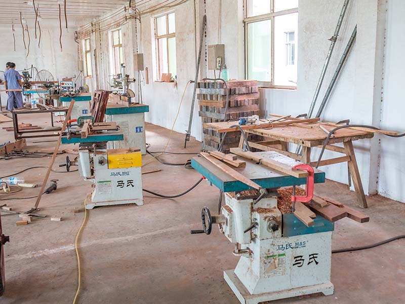 青冈楼梯油漆修复费用