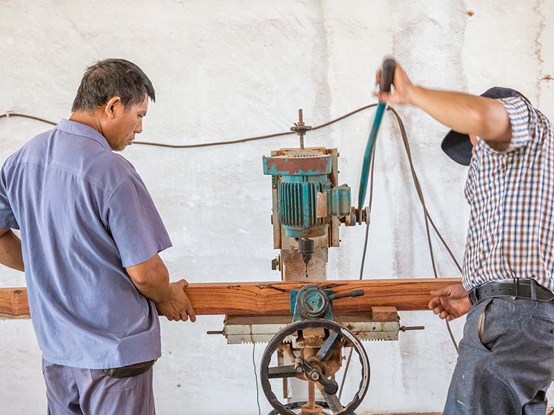 青冈楼梯地板柜门的油漆修复-11
