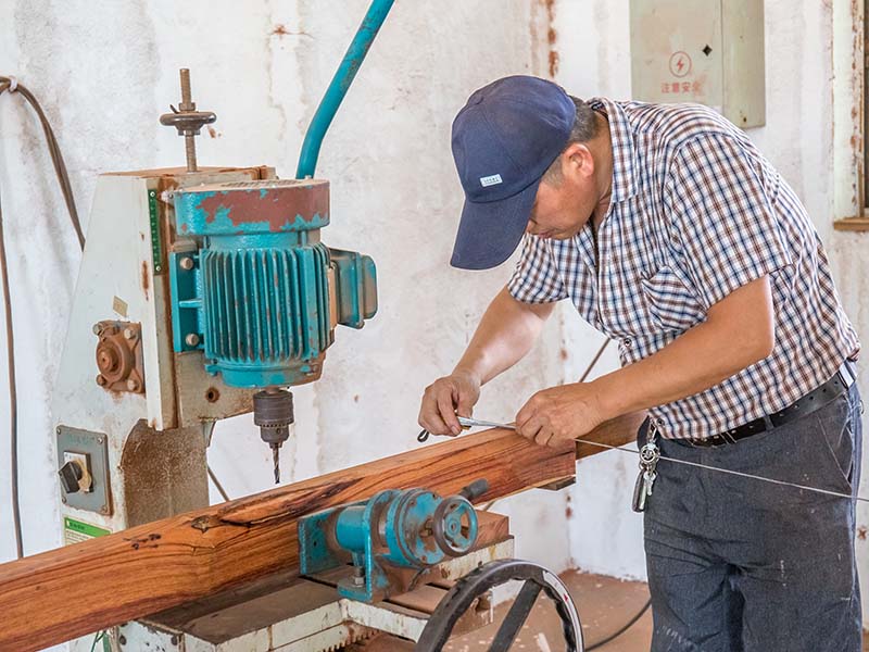 青冈楼梯地板柜门的油漆修复-10