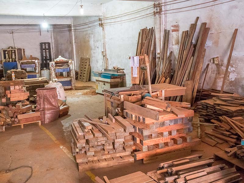 青冈楼梯地板柜门的油漆修复-09